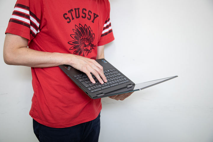 ロボットと一緒にThinkPadを持って動き回るときは、立ち上がって操作することも多い